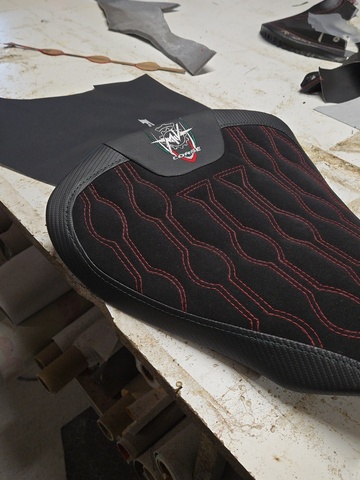 Selle moto personnalisée MV Agusta : confort et finitions haut de gamme