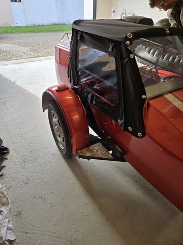 Confection d’une capote sur mesure pour side-car – Un savoir-faire artisanal au service de la moto