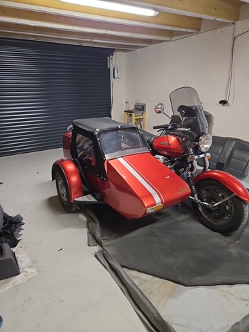 Confection d’une capote sur mesure pour side-car – Un savoir-faire artisanal au service de la moto