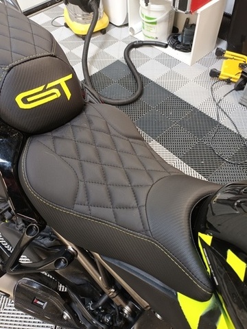 Remplacement de selle de moto à la Rochelle