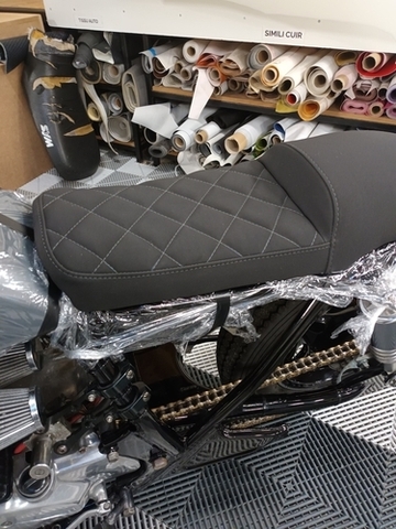 Remplacement de selle de moto à la Rochelle