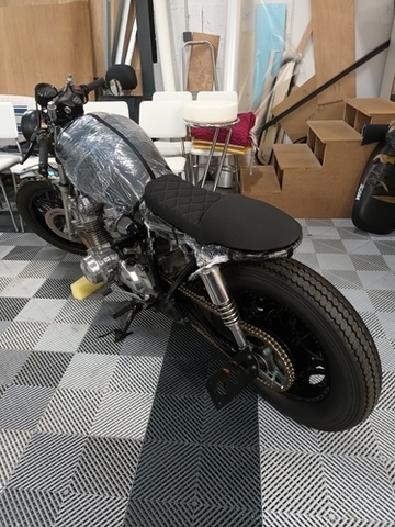 Remplacement de selle de moto à la Rochelle